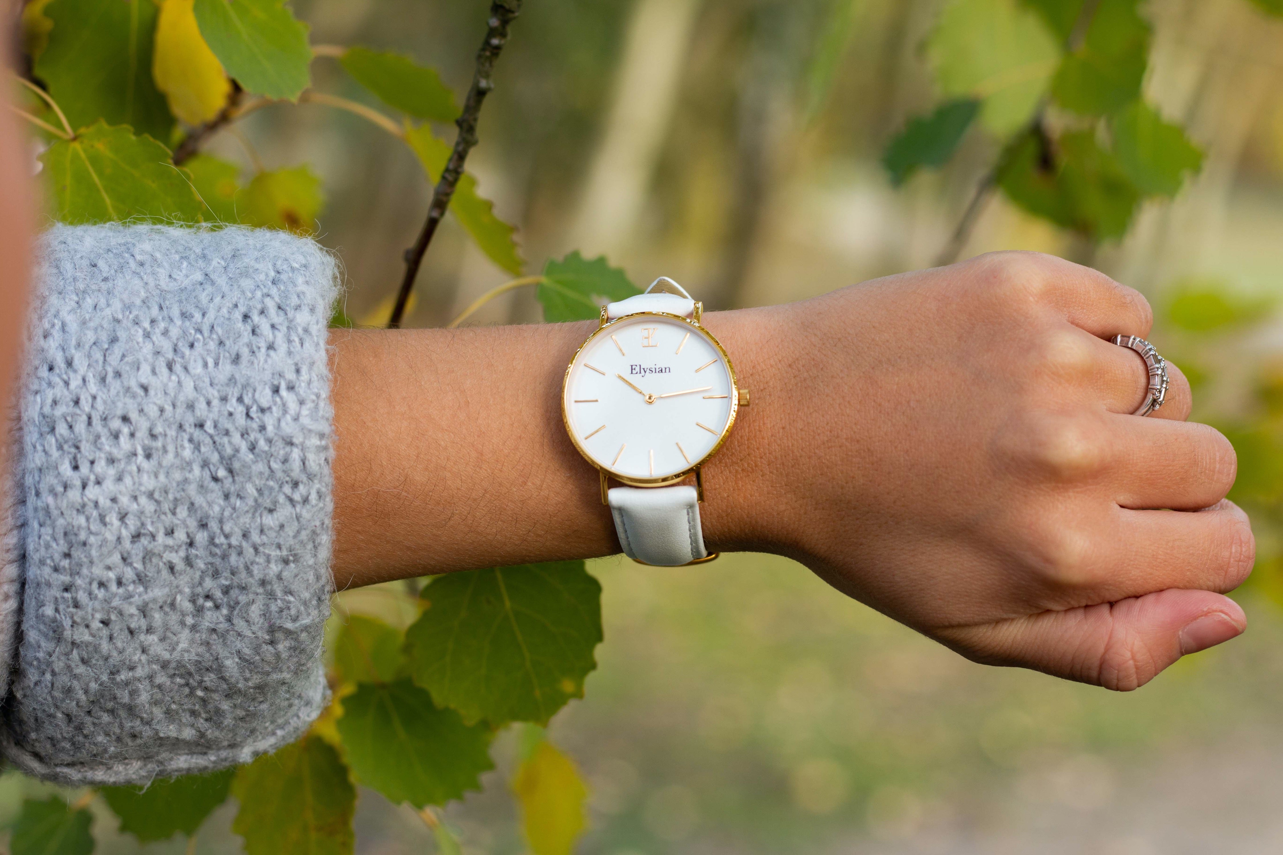elysian-gouden-dames-horloge-wit-plaat-wit-klassiek-leder-horlogeband-ELYWW00205-hand