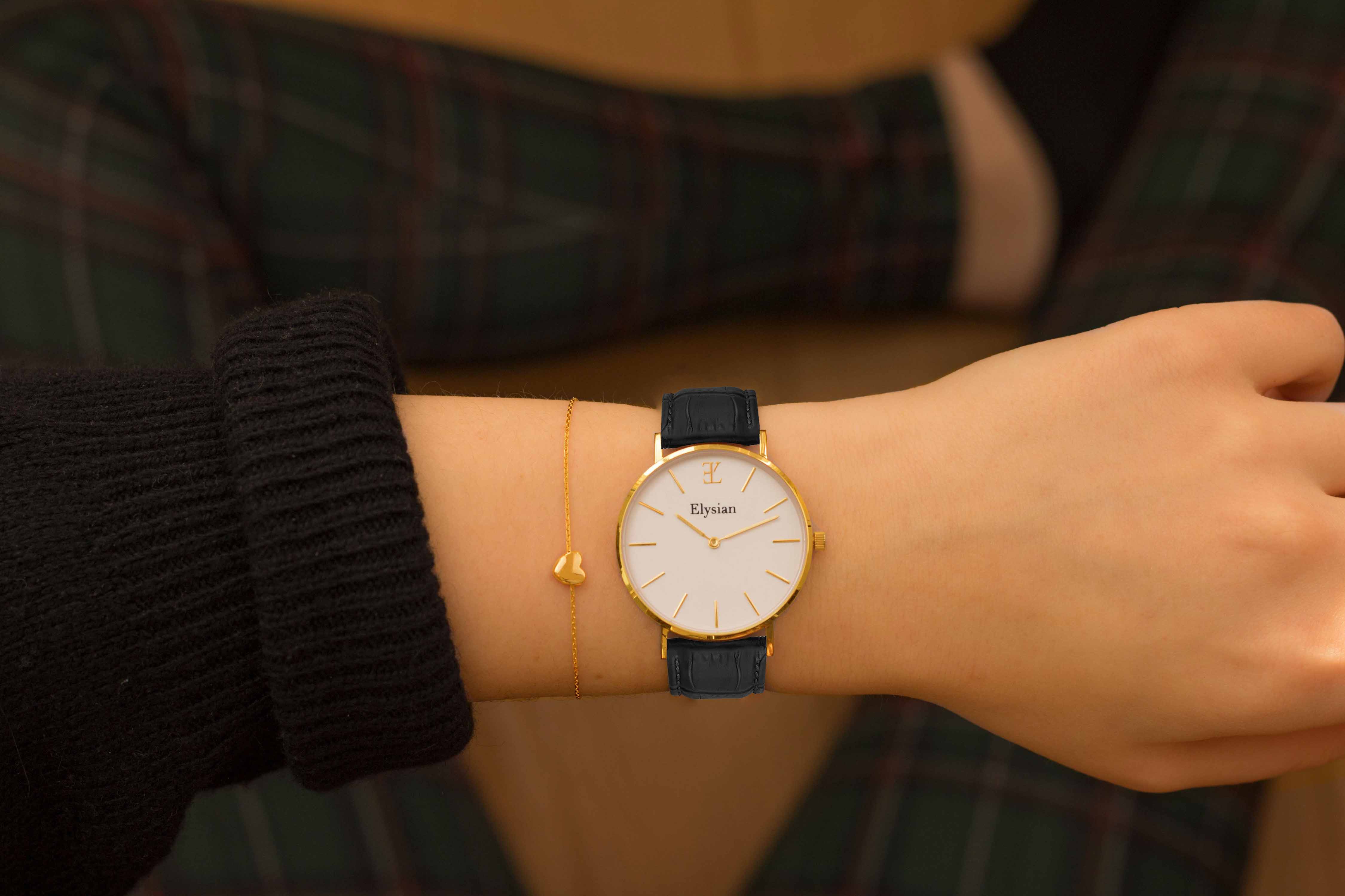 elysian-gouden-dames-horloge-wit-plaat-zwart-croco-leder-horlogeband-ELYWW00230-hand