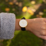 elysian-gouden-dames-horloge-wit-plaat-zwart-klassiek-leder-horlogeband-ELYWW00200-hand