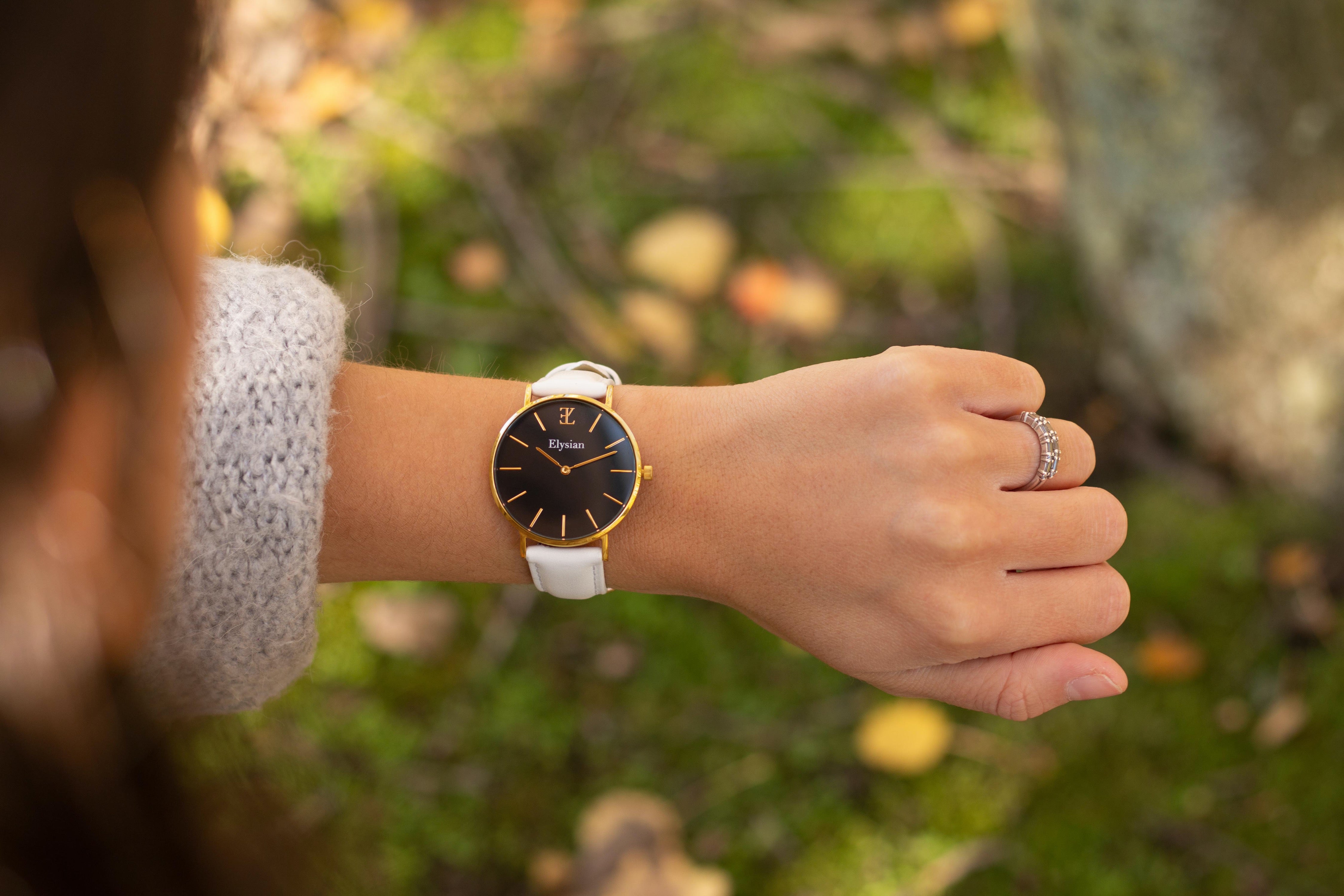 elysian-gouden-dames-horloge-zwart-plaat-wit-klassiek-leder-horlogeband-ELYWW00105-hand