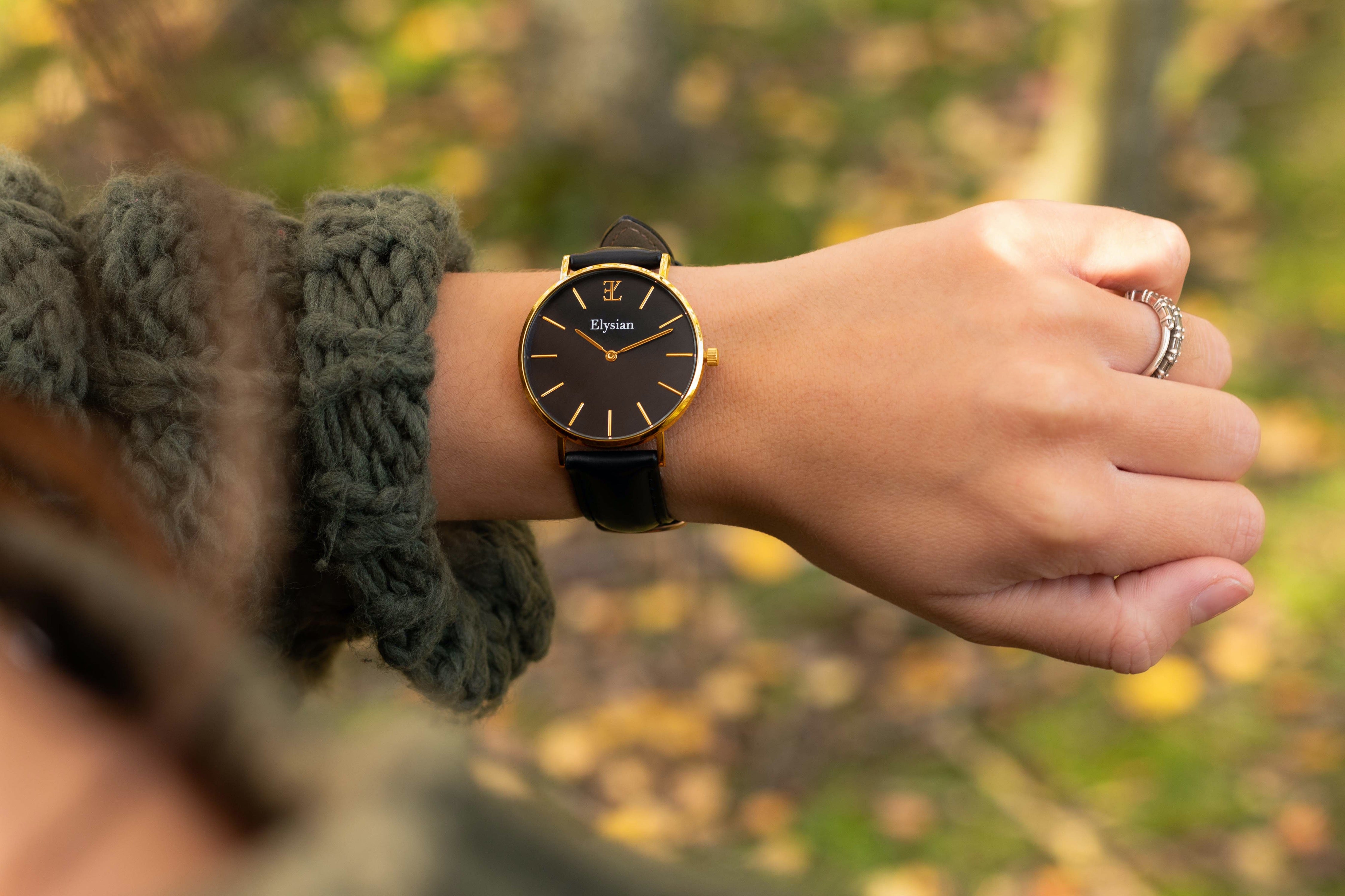 elysian-gouden-dames-horloge-zwart-plaat-zwart-klassiek-leder-horlogeband-ELYWW00100-hand