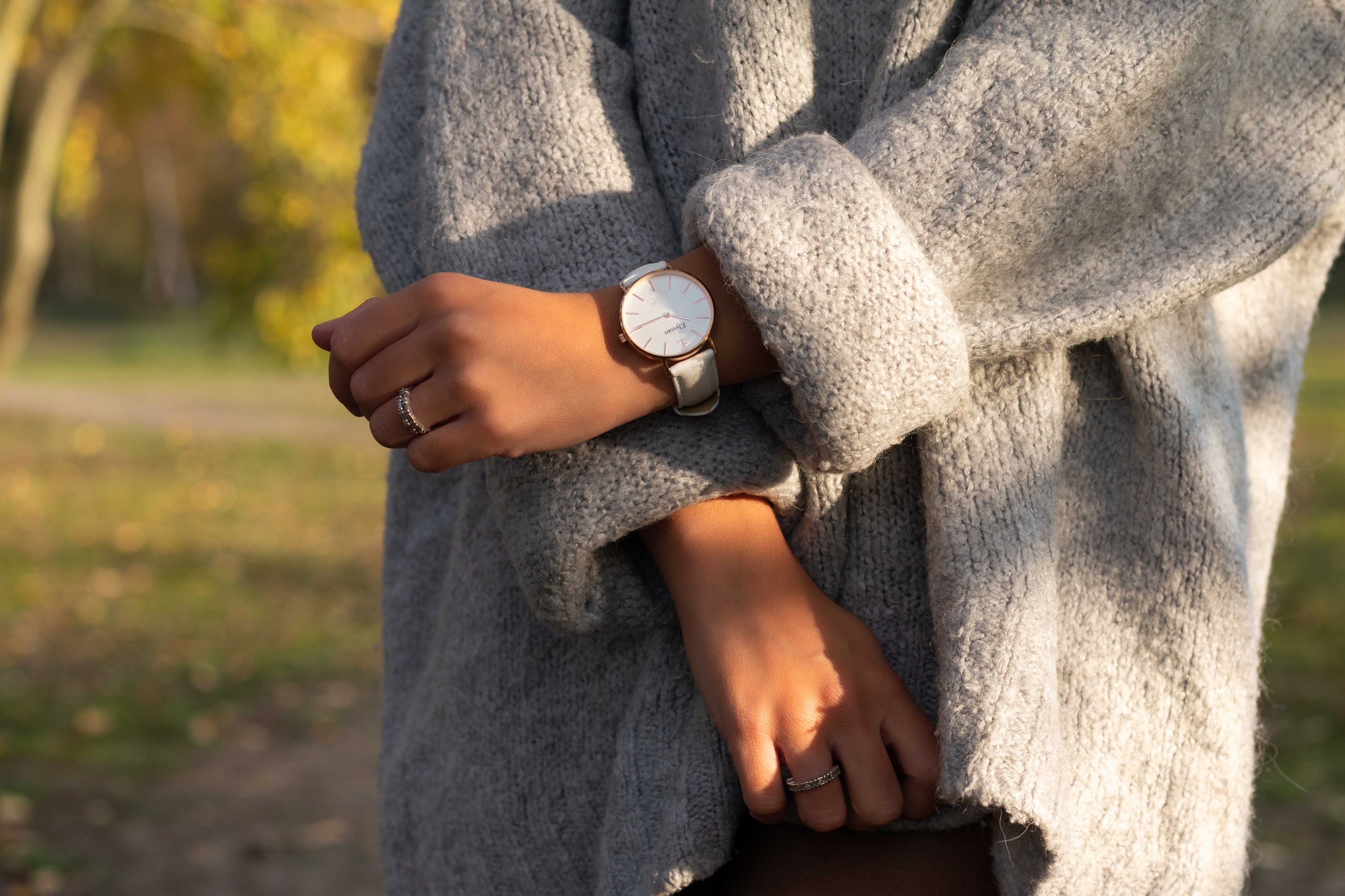 elysian-rose-gouden-dames-horloge-wit-plaat-grijs-klassiek-leder-horlogeband-ELY01210-second