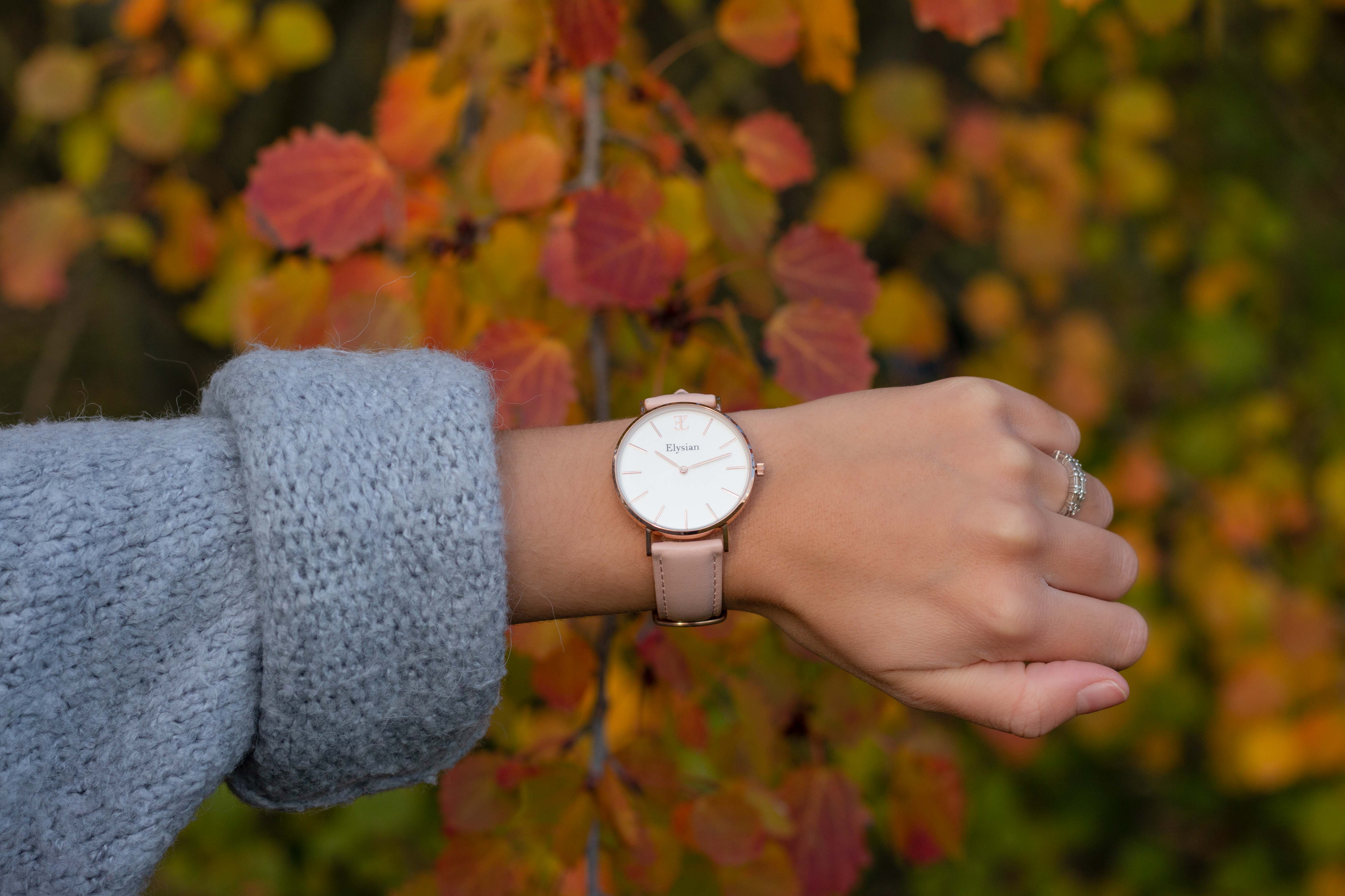 elysian-rose-gouden-dames-horloge-wit-plaat-roze-klassiek-leder-horlogeband-ELY01230-hand