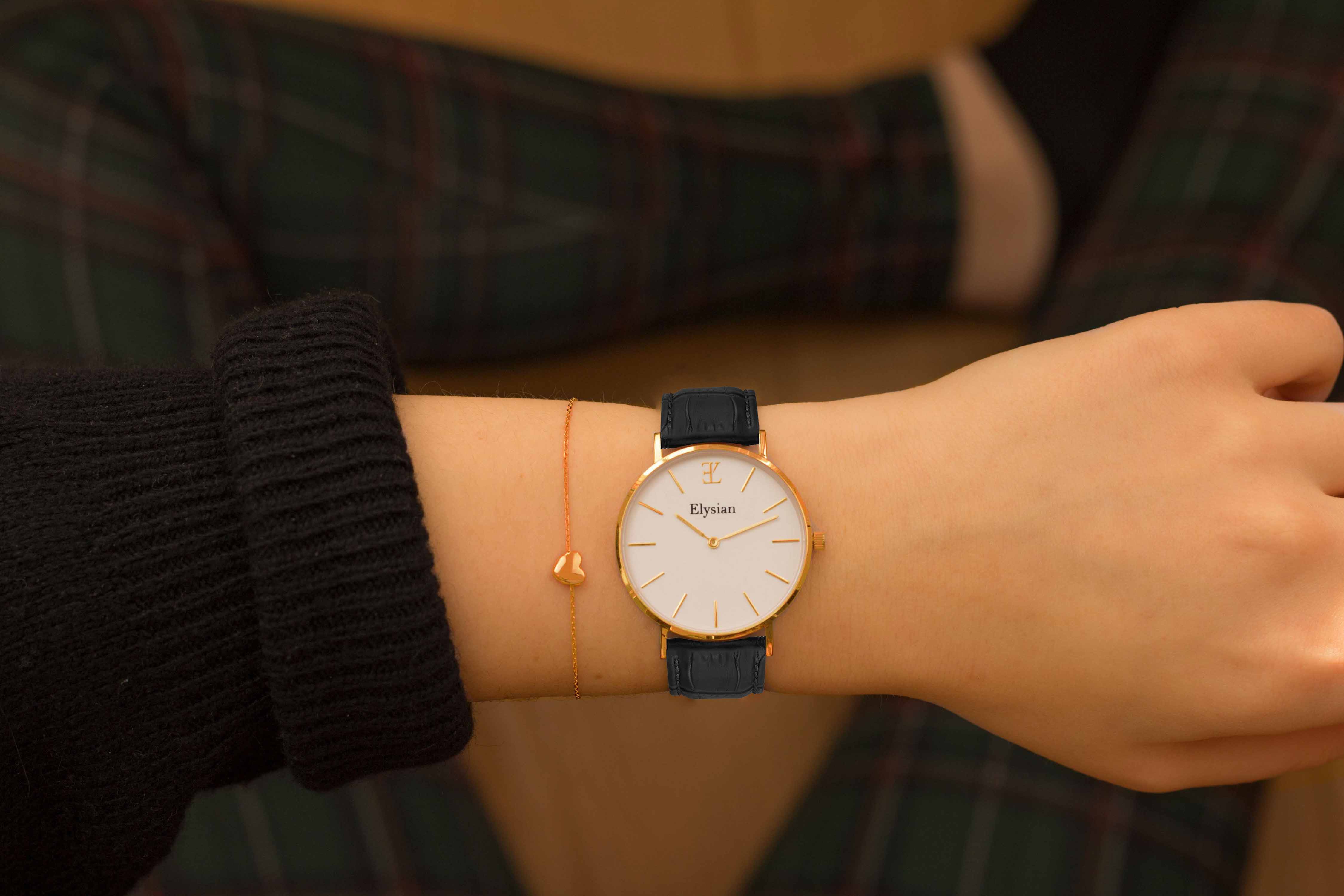 elysian-rose-gouden-dames-horloge-wit-plaat-zwart-croco-leder-horlogeband-ELYWW01230-hand