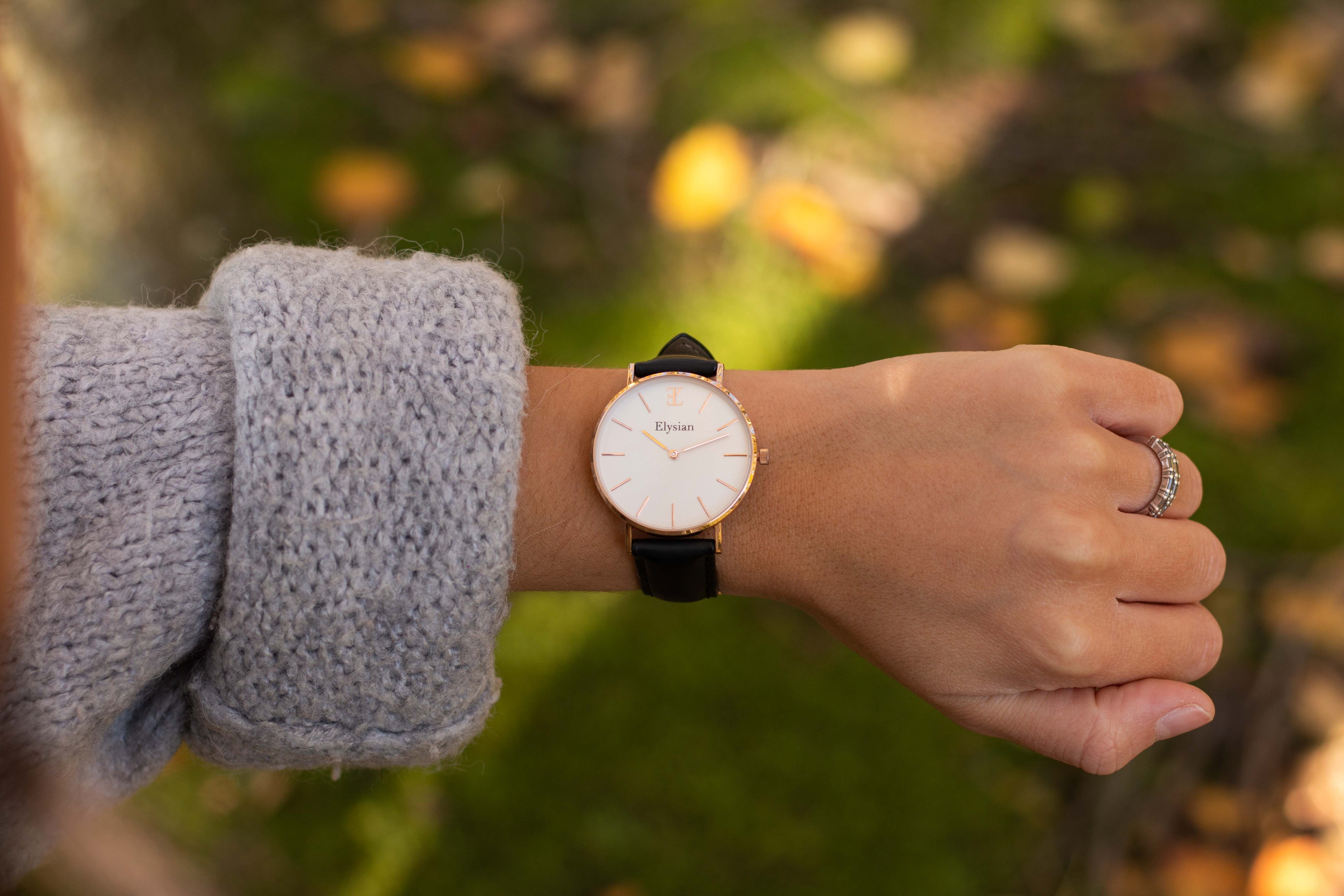 elysian-rose-gouden-dames-horloge-wit-plaat-zwart-klassiek-leder-horlogeband-ELY01200-hand