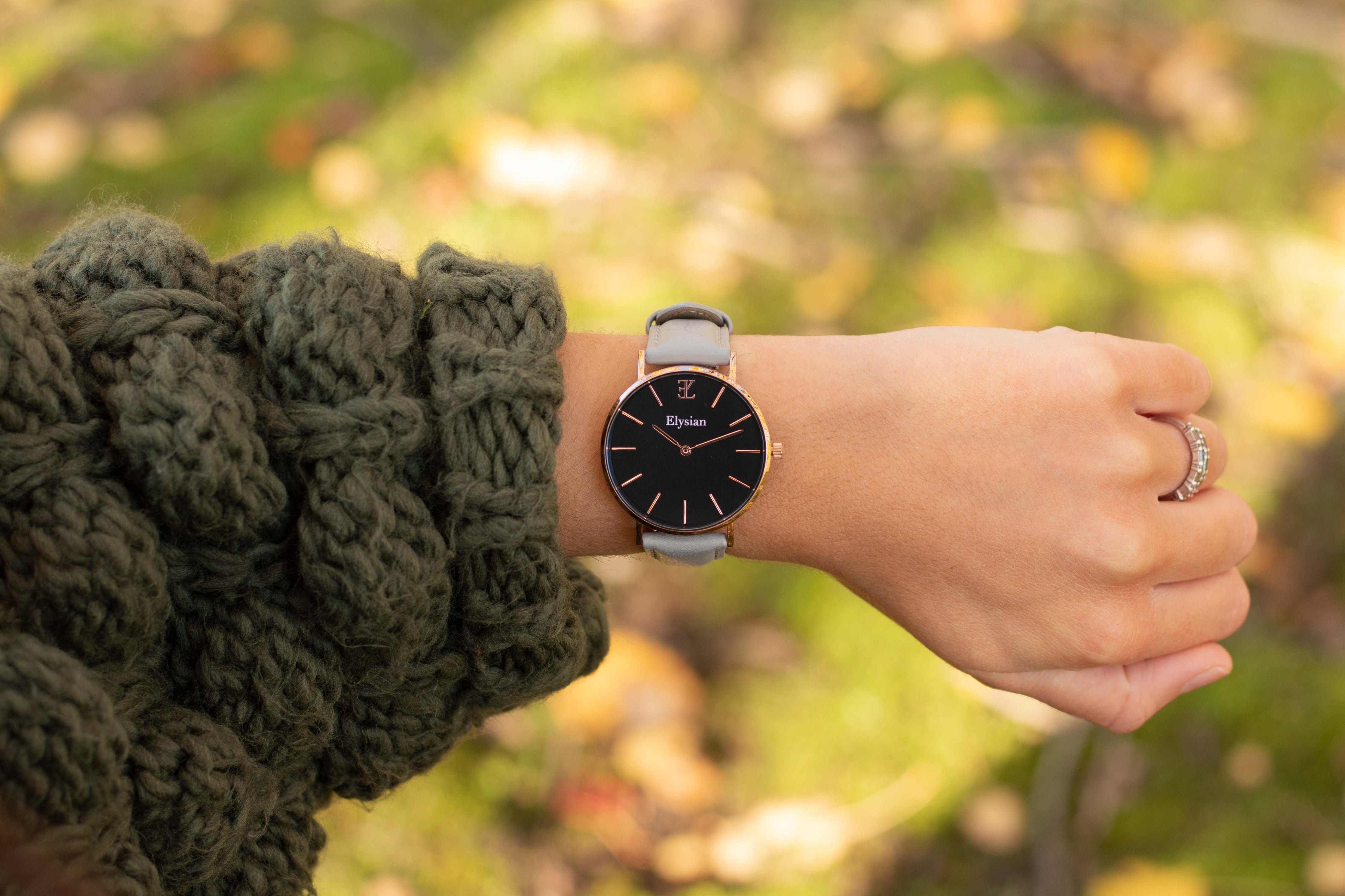 elysian-rose-gouden-dames-horloge-zwart-plaat-grijs-klassiek-leder-horlogeband-ELY01120-hand