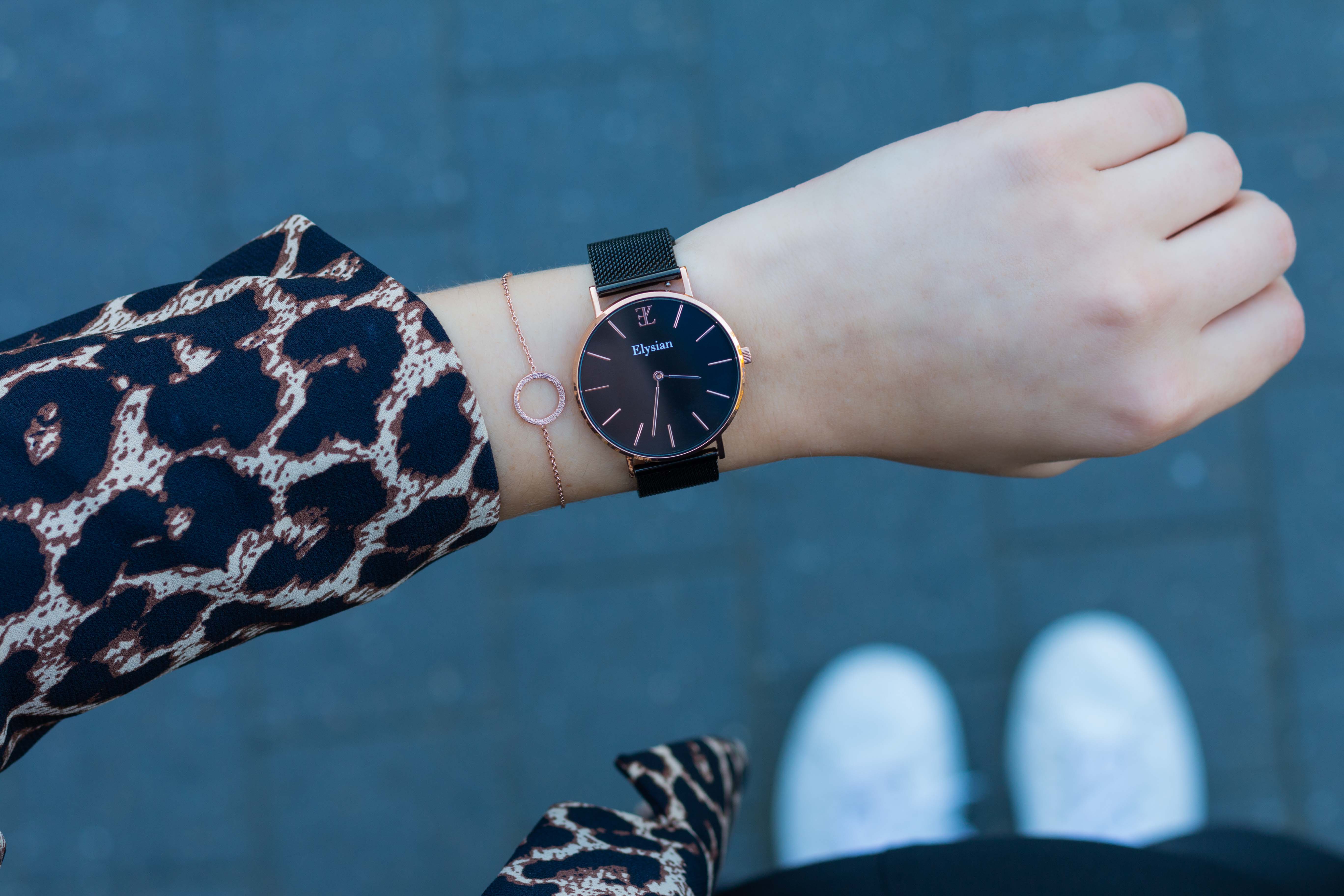 elysian-rose-gouden-dames-horloge-zwart-plaat-zwart-mesh-horlogeband-ELY01110-hand