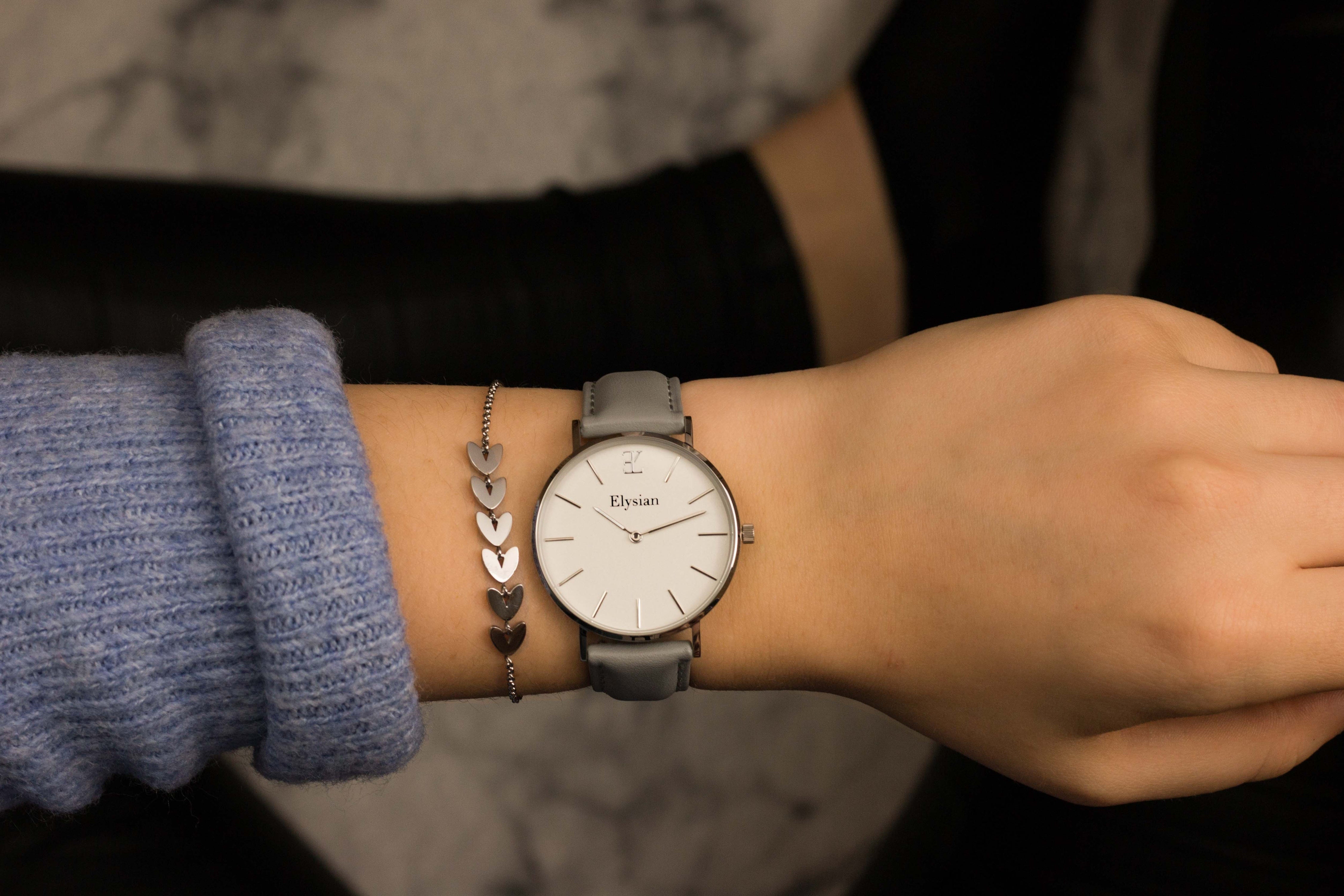 elysian-zilveren-dames-horloge-wit-plaat-grijs-klassiek-leder-horlogeband-ELY02210-hand