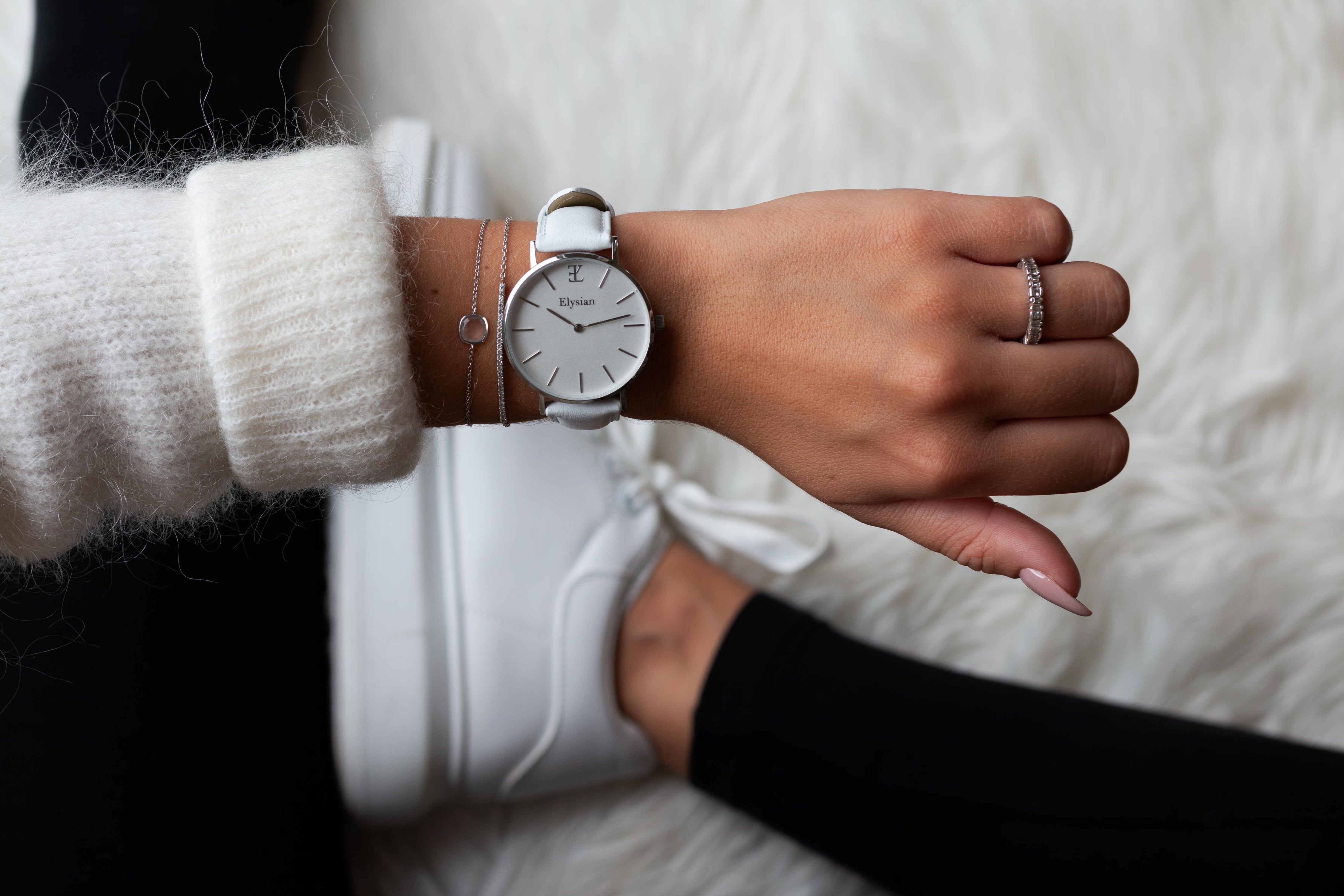 elysian-zilveren-dames-horloge-wit-plaat-wit-klassiek-leder-horlogeband-ELY02230-hand