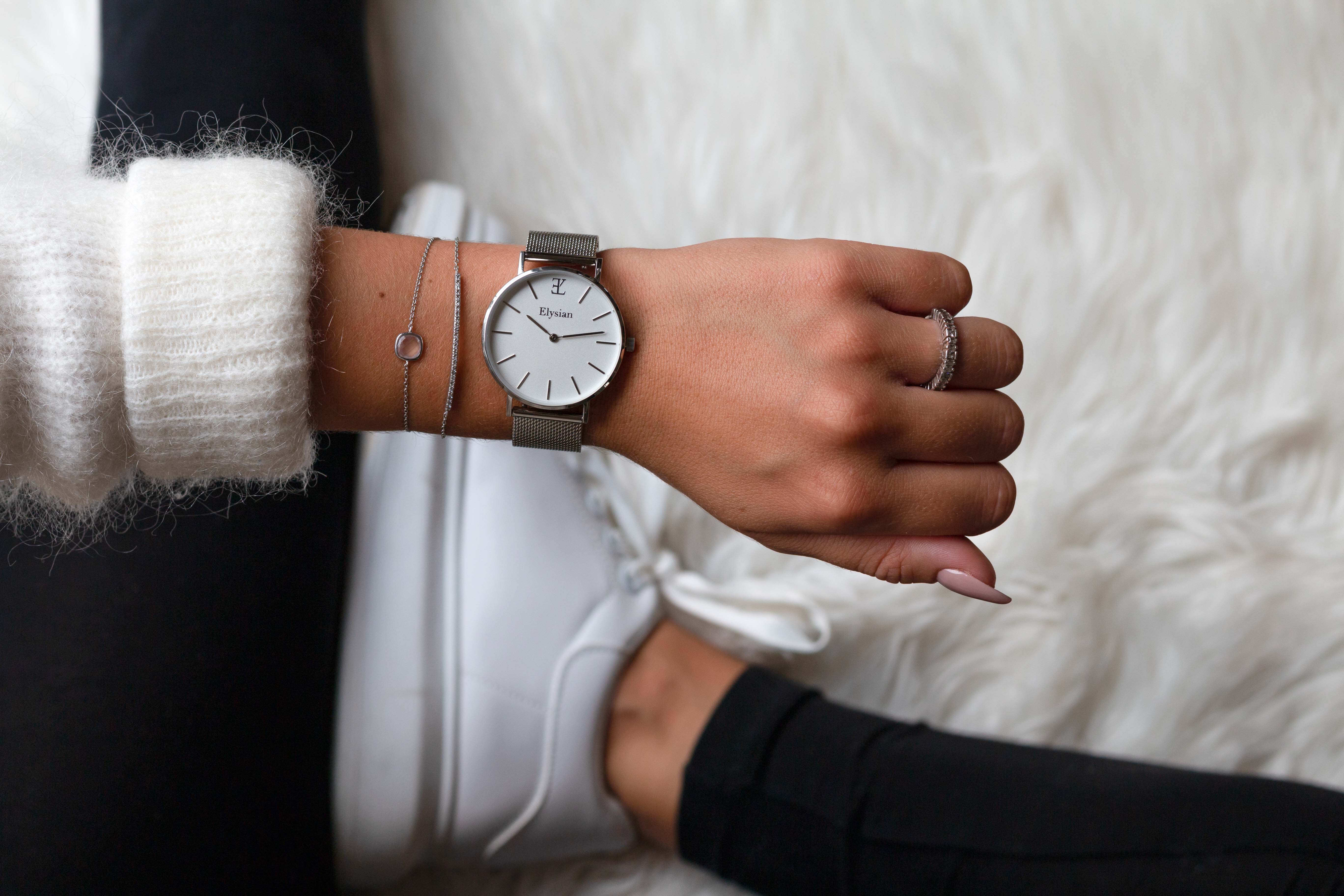 elysian-zilveren-dames-horloge-wit-plaat-zilver-mesh-horlogeband-ELY02220-hand