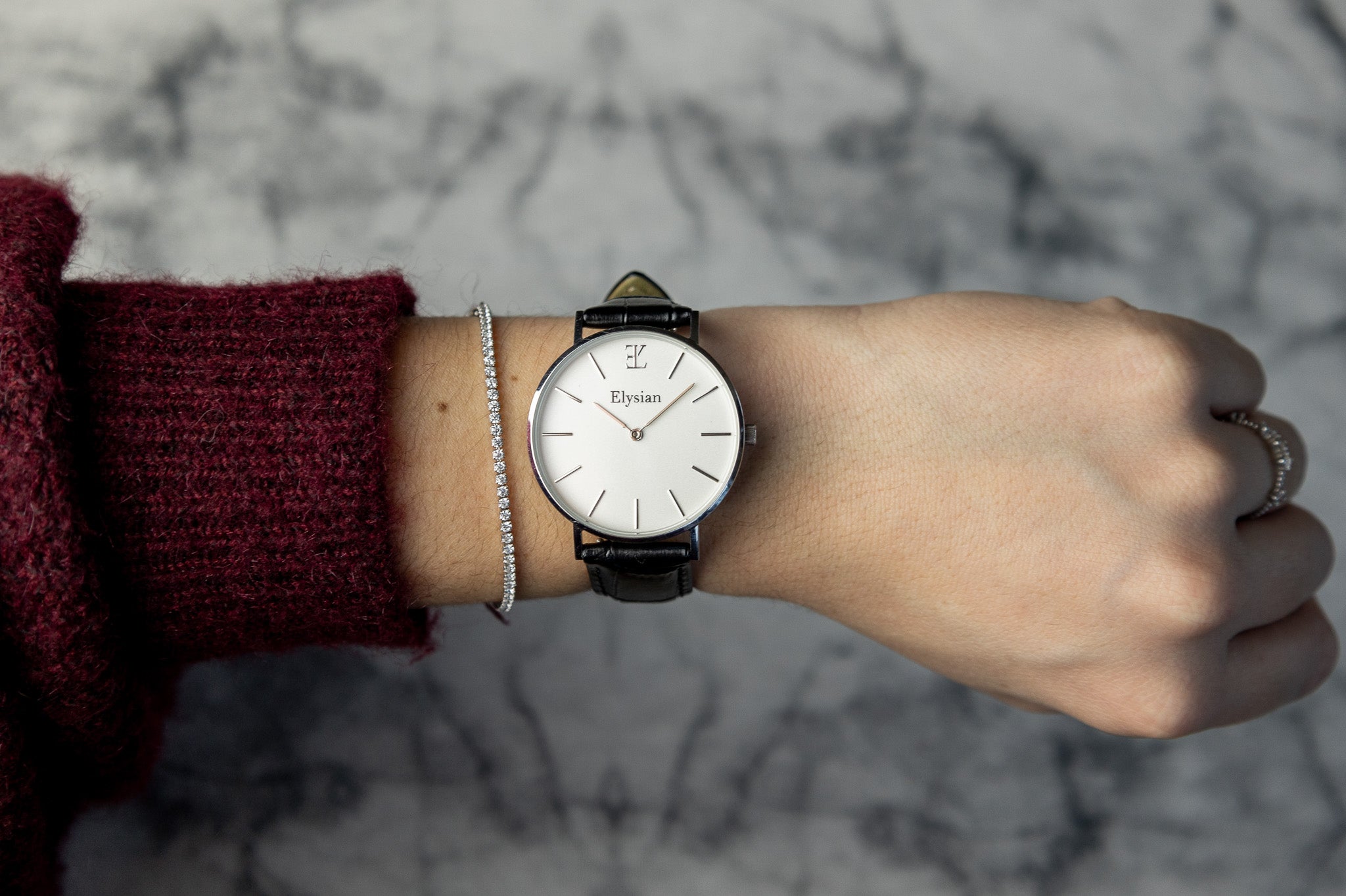 elysian-zilveren-dames-horloge-wit-plaat-zwart-croco-leder-horlogeband-ELYWW02230-hand