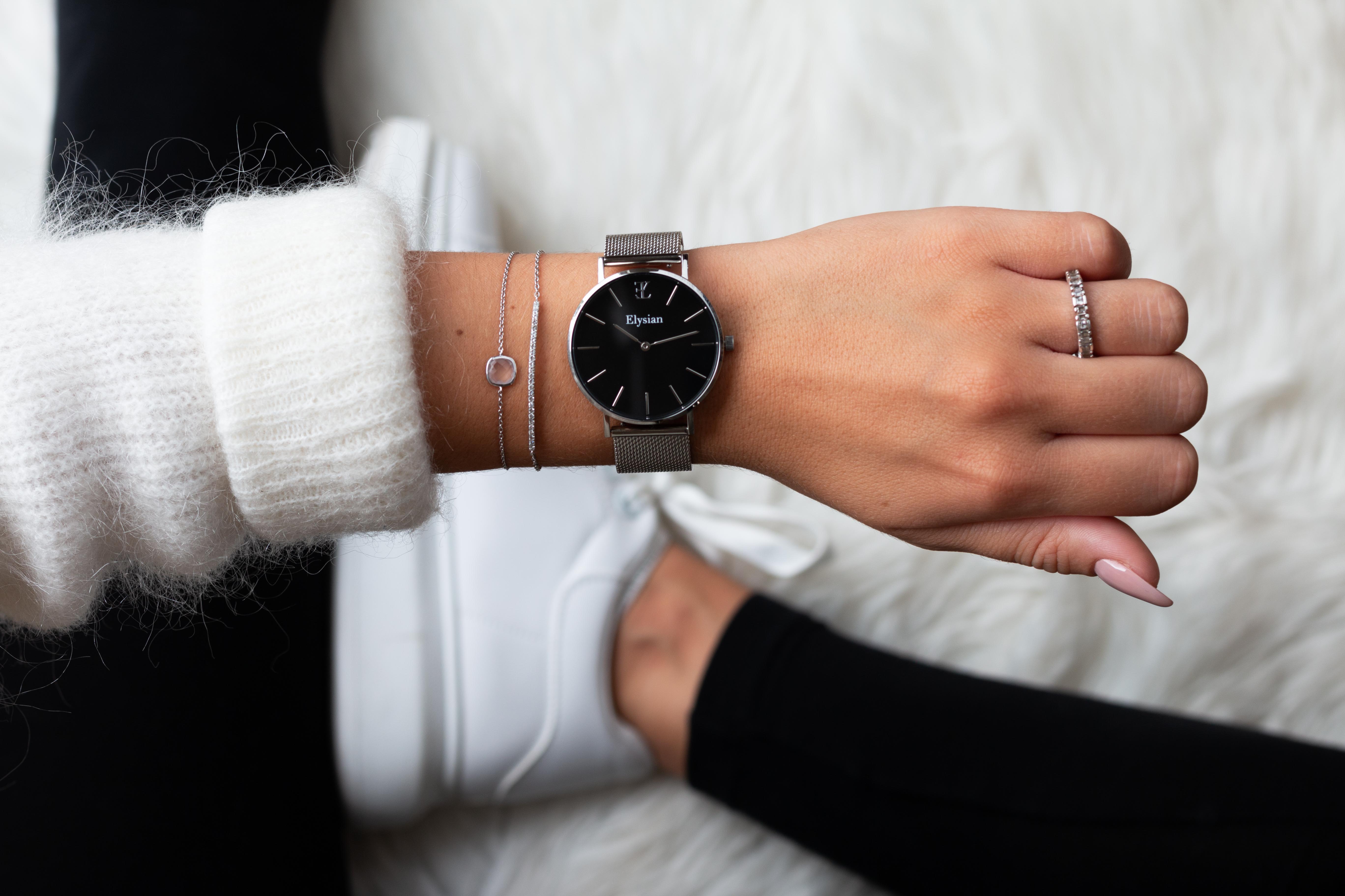 elysian-zilveren-dames-horloge-zwart-plaat-zilver-mesh-horlogeband-ELY02130-hand