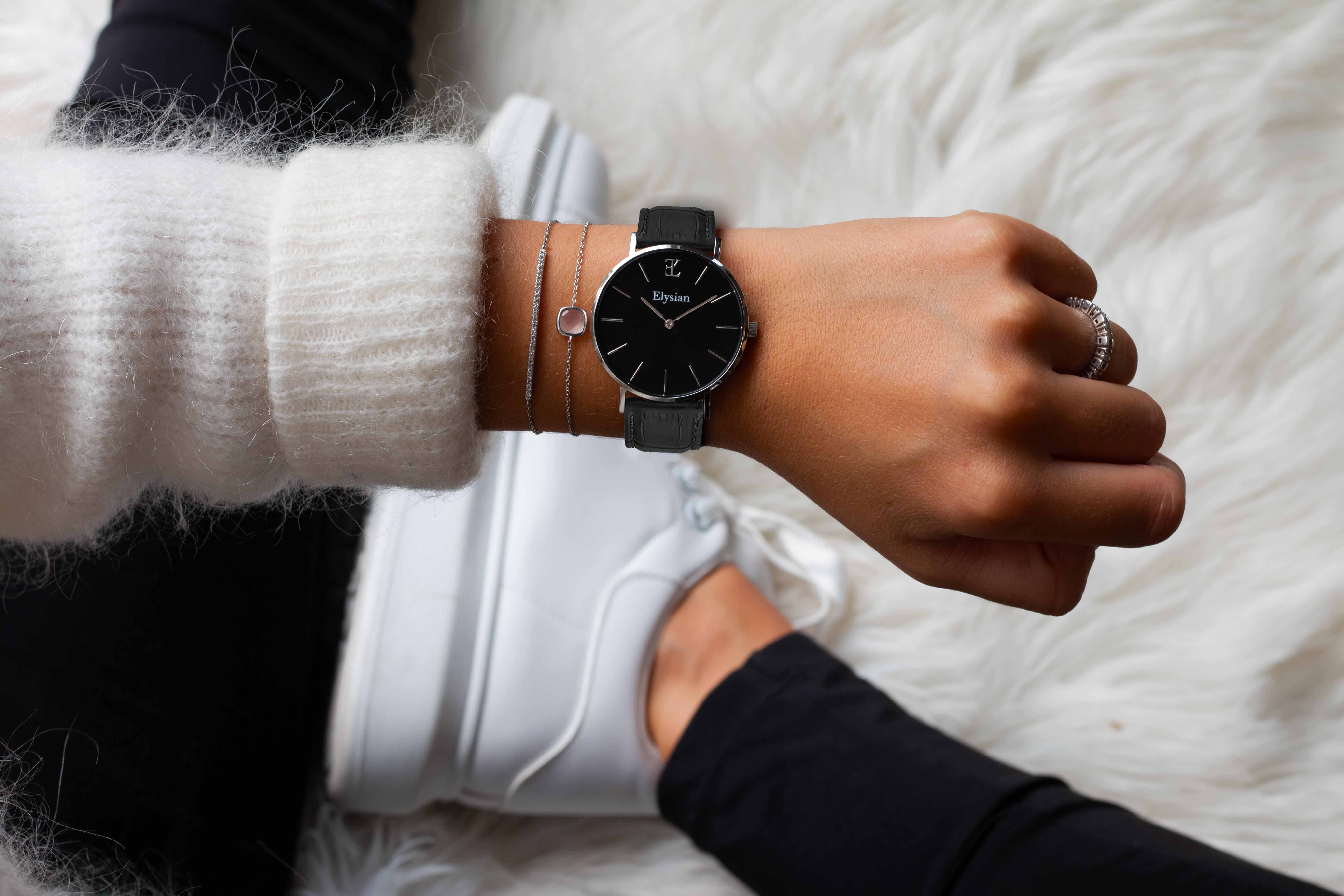 elysian-zilveren-dames-horloge-zwart-plaat-zwart-croco-leder-horlogeband-ELYWW02130-hand