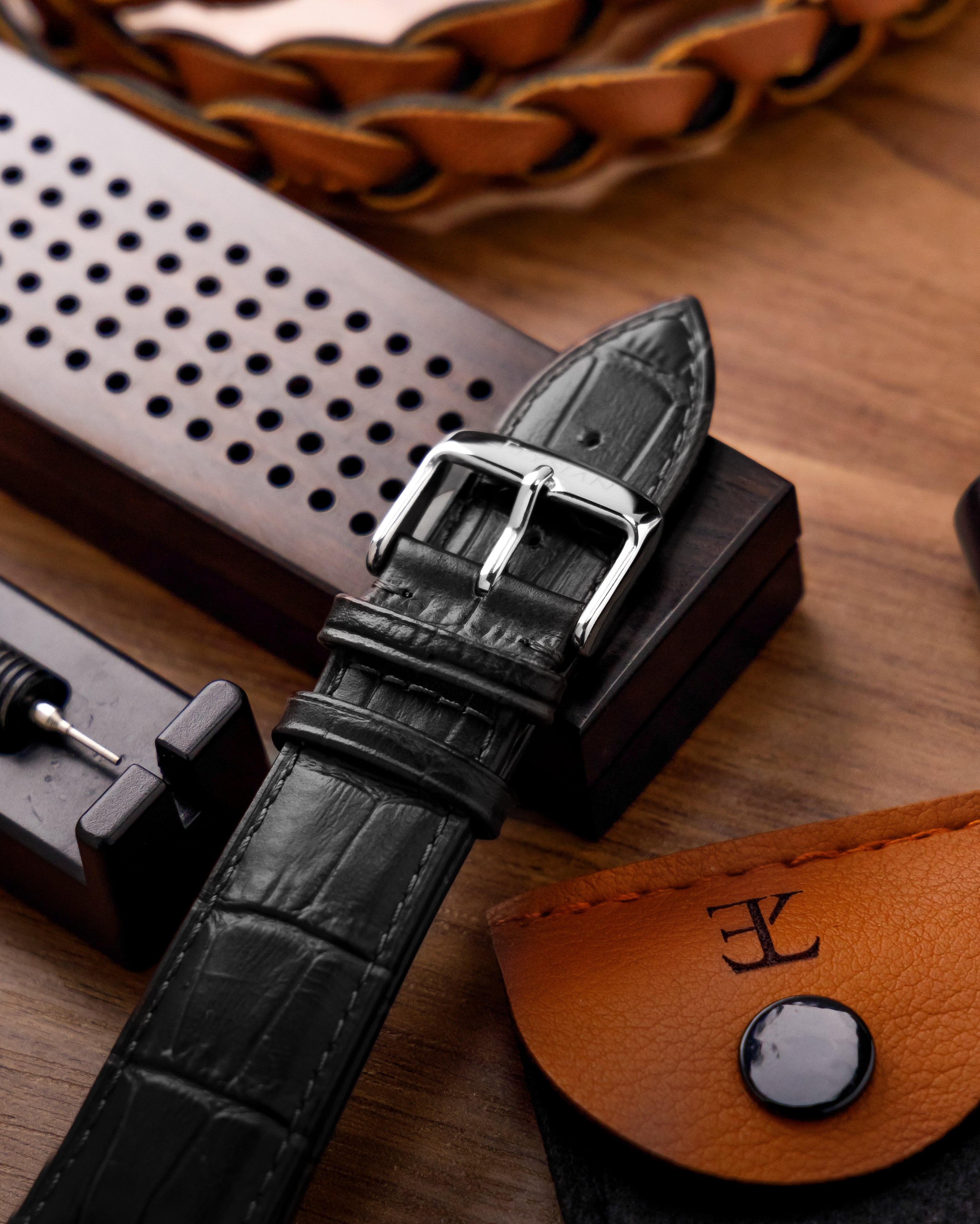 elysian-zilveren-dames-horloge-zwart-plaat-zwart-croco-leder-horlogeband-ELYWW02130-scene2