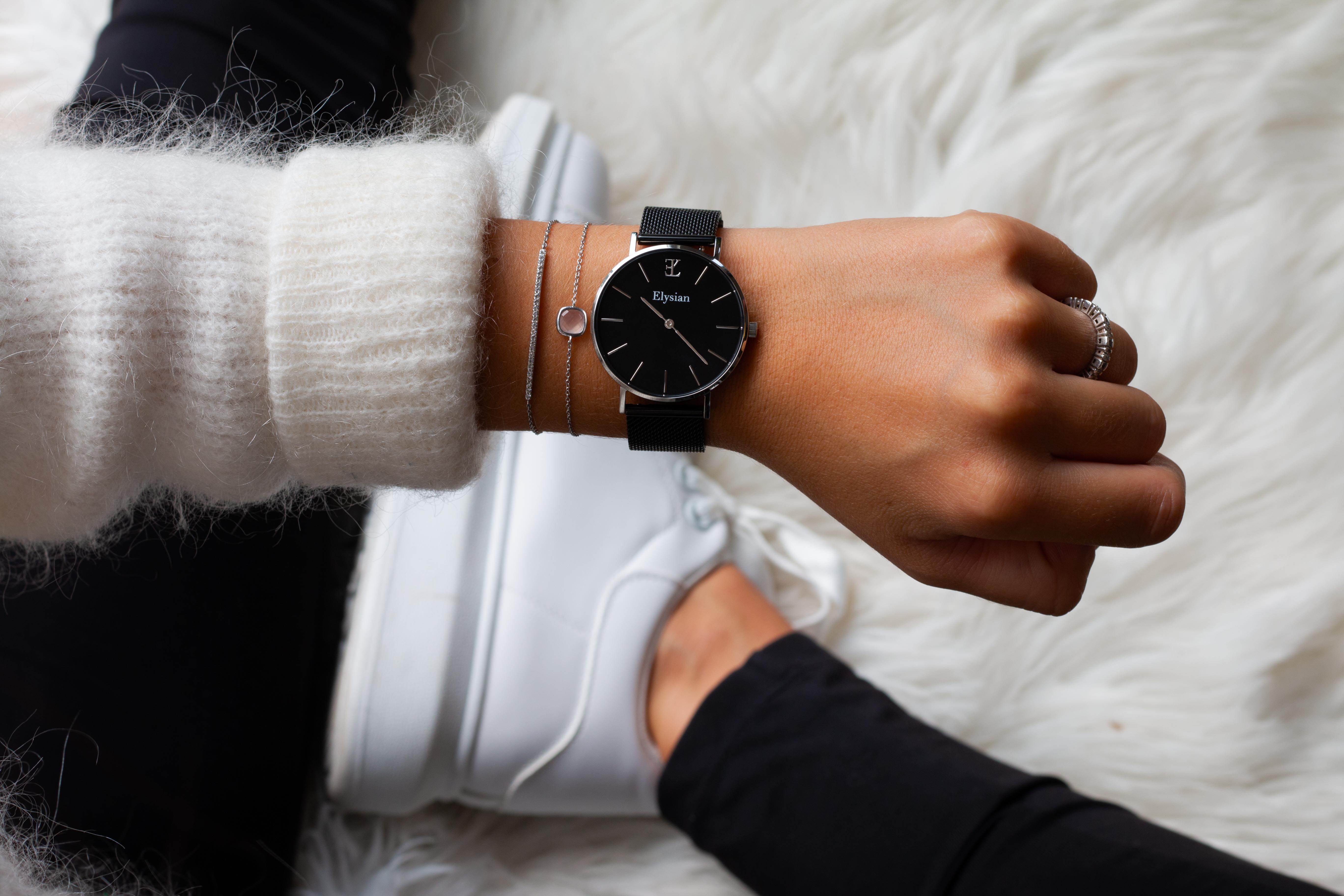 elysian-zilveren-dames-horloge-zwart-plaat-zwart-mesh-horlogeband-ELY02110-hand