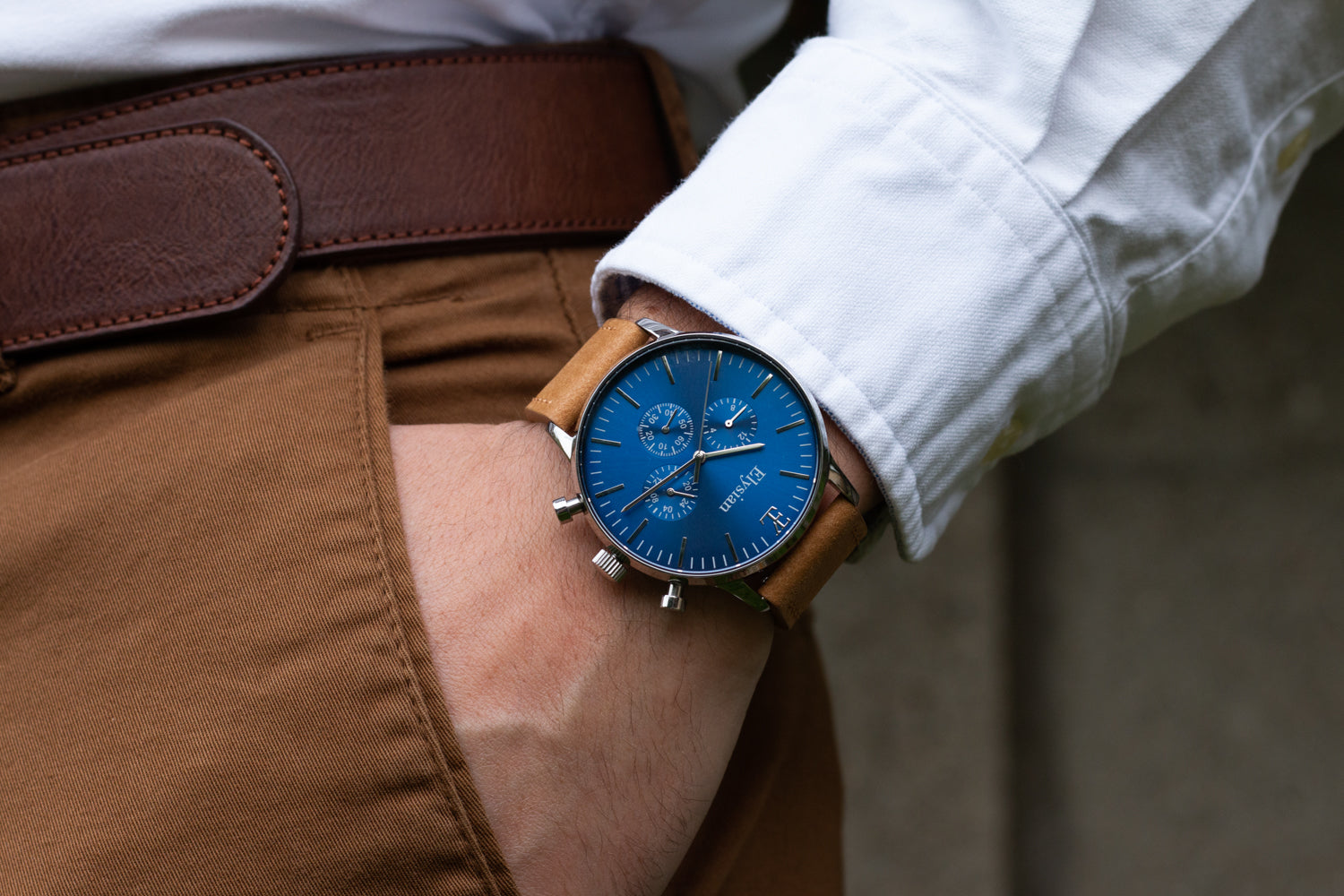 elysian-zilveren-heren-horloge-blauw-plaat-camel-vintage-leder-horlogeband-ELYWM01025-hand