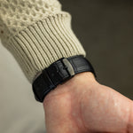 elysian-croco-leder-heren-apple-horlogeband-zwart-ELYSAM11420-hand2
