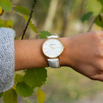 elysian-gouden-dames-horloge-wit-plaat-wit-klassiek-leder-horlogeband-ELYWW00205-hand