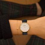 elysian-gouden-dames-horloge-wit-plaat-zwart-croco-leder-horlogeband-ELYWW00230-hand