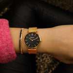 elysian-gouden-dames-horloge-zwart-plaat-goud-mesh-horlogeband-ELYWW00116-hand