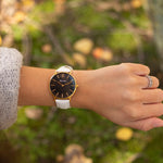 elysian-gouden-dames-horloge-zwart-plaat-wit-klassiek-leder-horlogeband-ELYWW00105-hand