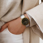 elysian-gouden-dames-horloge-zwart-plaat-wit-klassiek-leder-horlogeband-ELYWW00105-model