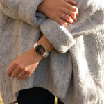elysian-gouden-dames-horloge-zwart-plaat-wit-klassiek-leder-horlogeband-ELYWW00105-second