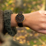 elysian-gouden-dames-horloge-zwart-plaat-zwart-klassiek-leder-horlogeband-ELYWW00100-hand