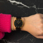 elysian-gouden-dames-horloge-zwart-plaat-zwart-schakelband-horlogeband-ELYWW00120-hand