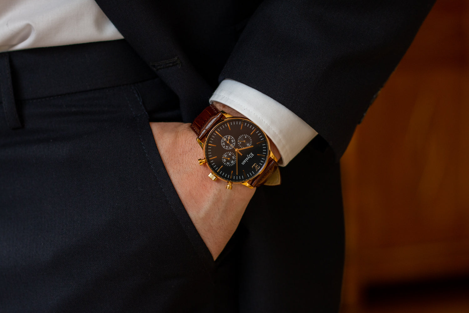 elysian-gouden-heren-horloge-zwart-plaat-bruin-croco-horlogeband-hand