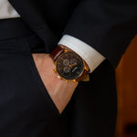 elysian-gouden-heren-horloge-zwart-plaat-bruin-croco-horlogeband-hand