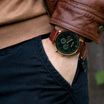 elysian-gouden-heren-horloge-zwart-plaat-bruin-klassiek-leder-horlogeband-ELYWM00113-hand