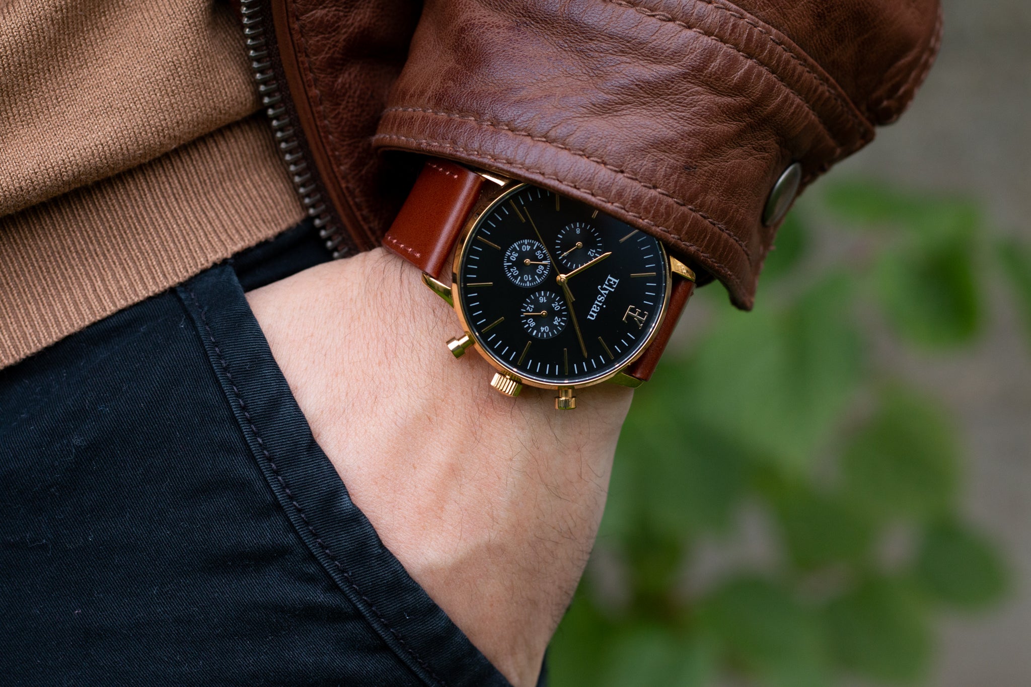 elysian-gouden-heren-horloge-zwart-plaat-bruin-vintage-leder-horlogeband-ELYWM00123-hand