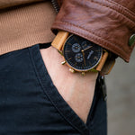 elysian-gouden-heren-horloge-zwart-plaat-camel-vintage-leder-horlogeband-ELYWM00125-hand