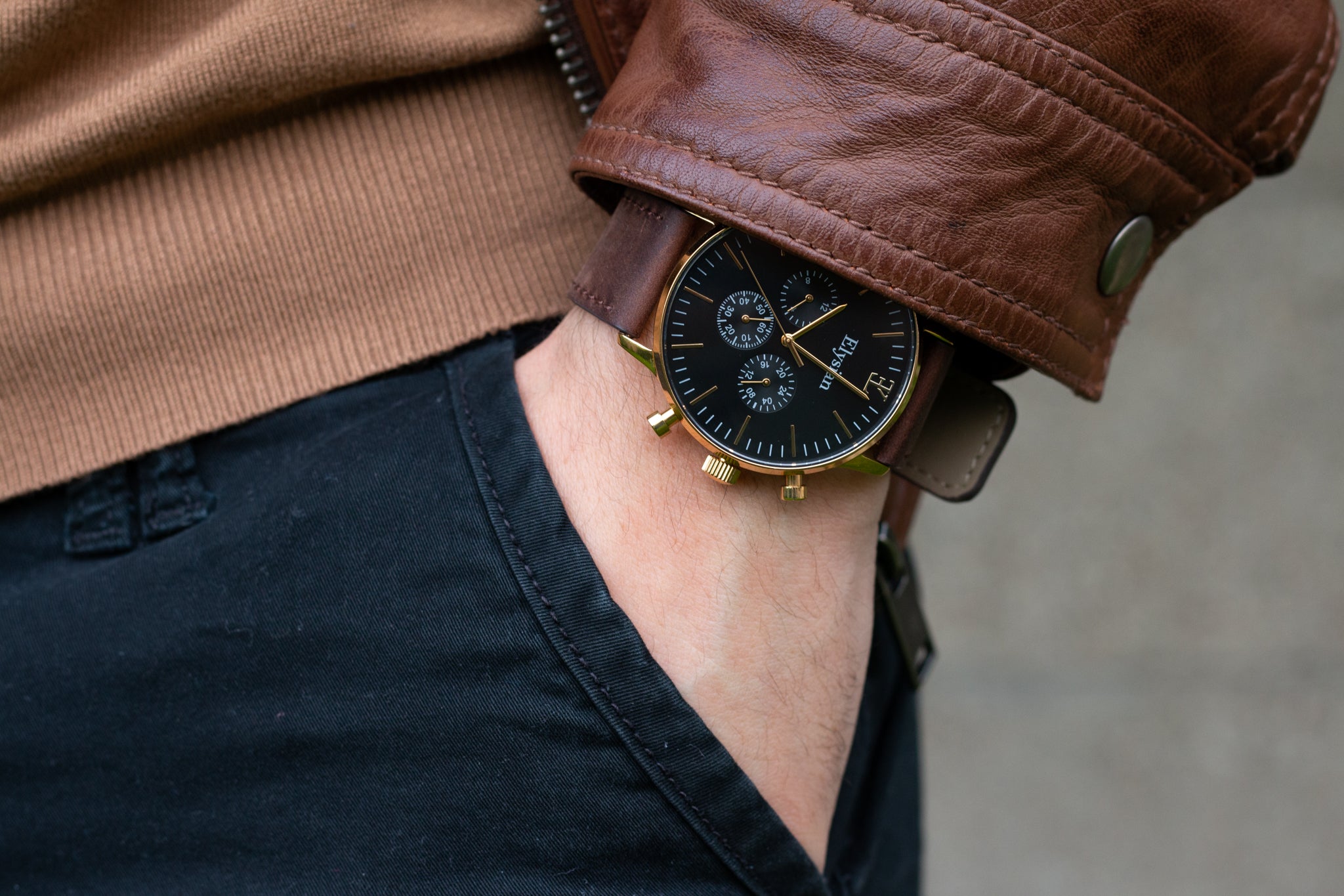 elysian-gouden-heren-horloge-zwart-plaat-donkerbruin-vintage-leder-horlogeband-ELYWM00124-hand
