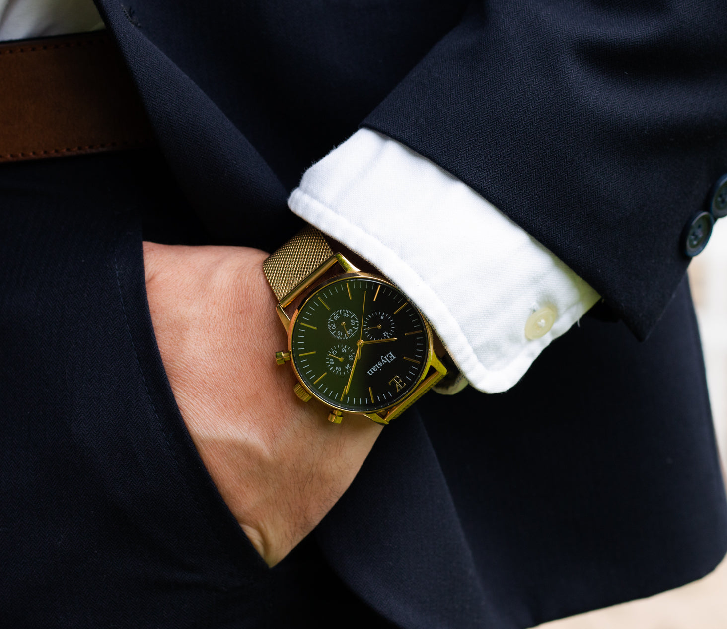 elysian-gouden-heren-horloge-zwart-plaat-goud-mesh-horlogeband-ELYWM00132-hand