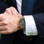 elysian-gouden-heren-horloge-zwart-plaat-goud-schakelband-horlogeband-ELYWM00142-hand