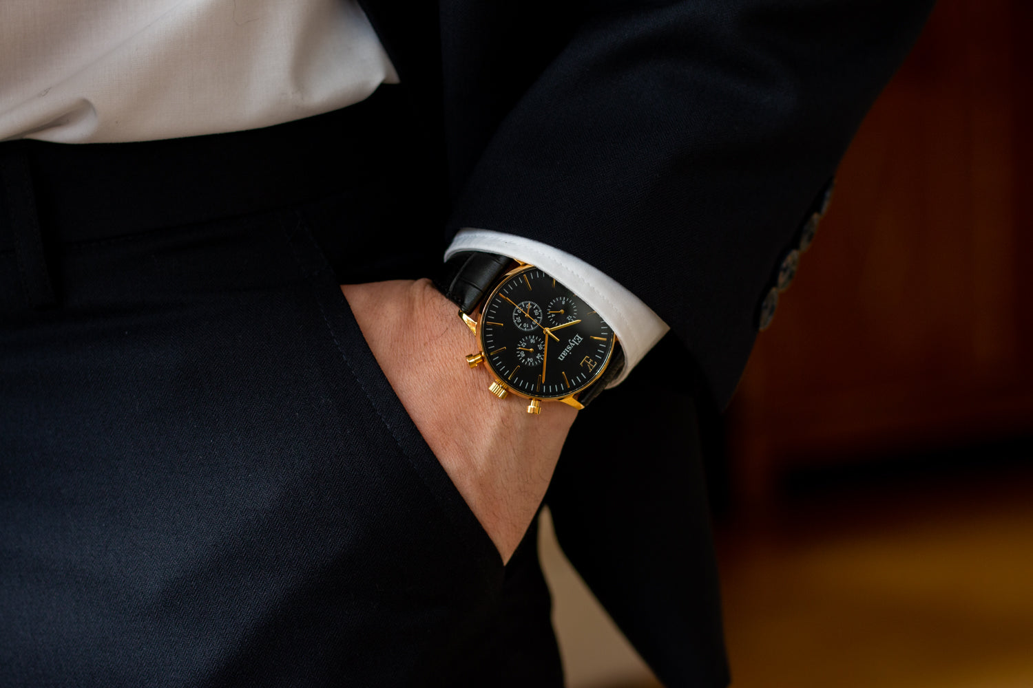 elysian-gouden-heren-horloge-zwart-plaat-zwart-croco-horlogeband-hand