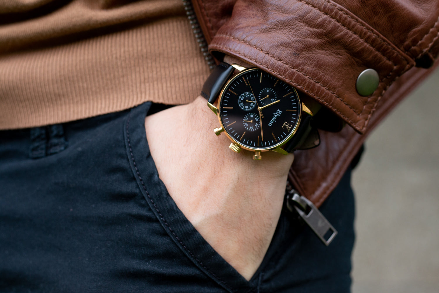 elysian-gouden-heren-horloge-zwart-plaat-zwart-klassiek-leder-horlogeband-ELYWM00110-hand