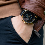 elysian-gouden-heren-horloge-zwart-plaat-zwart-klassiek-leder-horlogeband-ELYWM00110-hand