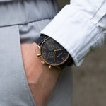 elysian-gouden-heren-horloge-zwart-plaat-zwart-mesh-horlogeband-ELYWM00130-hand