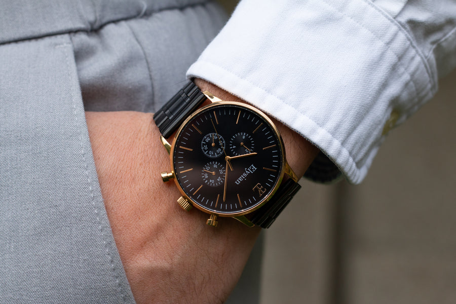 elysian-gouden-heren-horloge-zwart-plaat-zwart-schakelband-horlogeband-ELYWM00140-hand