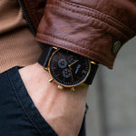 elysian-gouden-heren-horloge-zwart-plaat-zwart-vintage-leder-horlogeband-ELYWM00120-hand