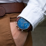 elysian-klassiek-leder-heren-horlogeband-bruin-ELYSM0117-hand