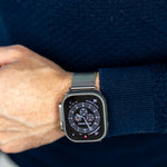 elysian-mesh-heren-apple-horlogeband-zilver-ELYSAM10215-hand