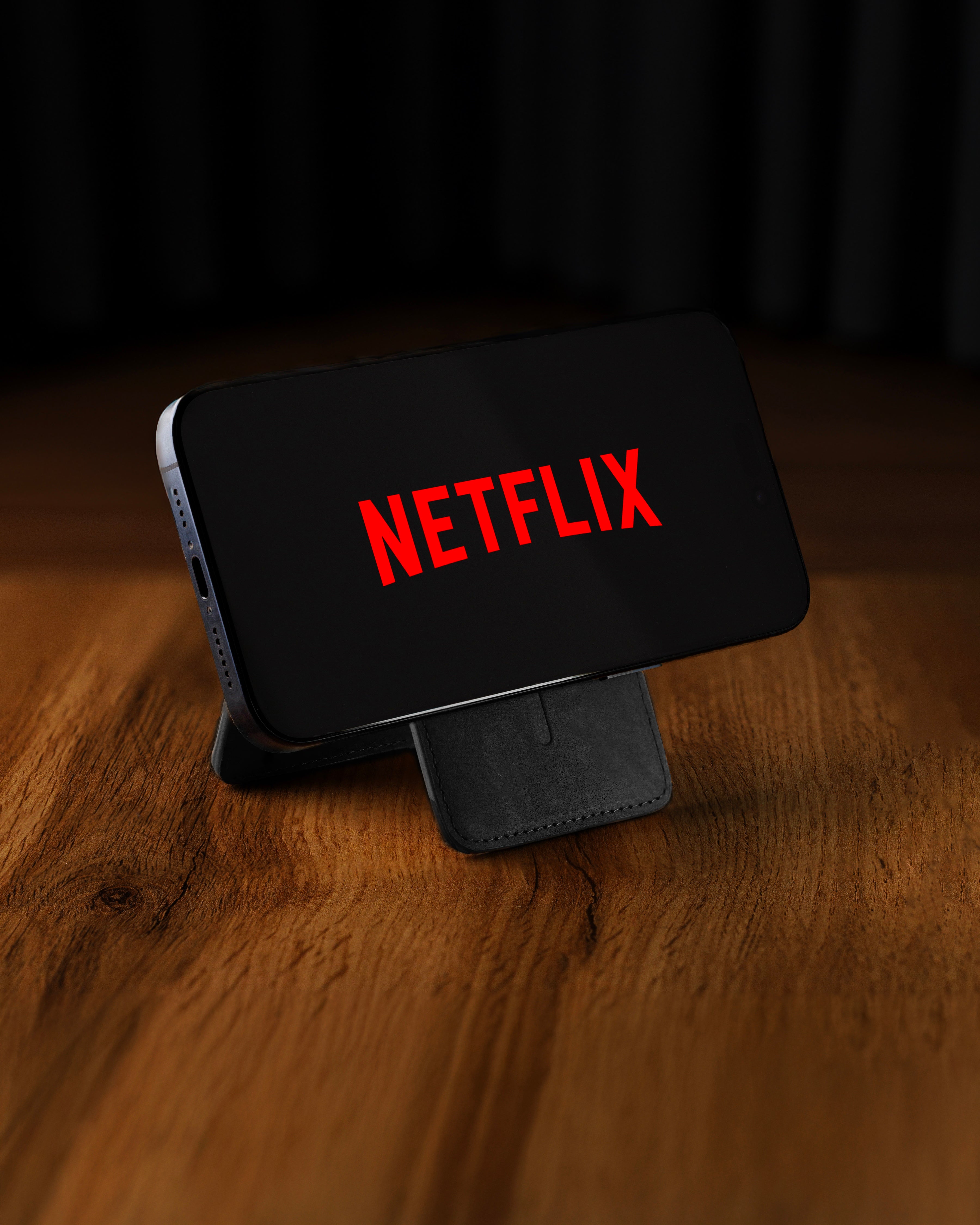 elysian-pasjeshouder-magsafe-zwart-ELYWAM001-detail_phone_hold_front_landscape