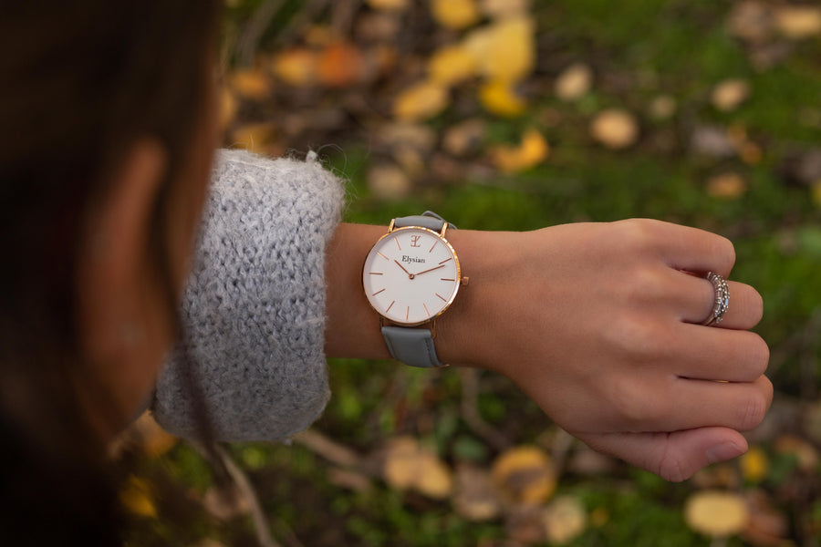 elysian-rose-gouden-dames-horloge-wit-plaat-grijs-klassiek-leder-horlogeband-ELY01210-hand