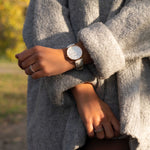 elysian-rose-gouden-dames-horloge-wit-plaat-grijs-klassiek-leder-horlogeband-ELY01210-second