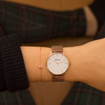elysian-rose-gouden-dames-horloge-wit-plaat-rose-gouden-mesh-horlogeband-ELY01220-hand