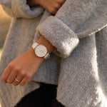 elysian-rose-gouden-dames-horloge-wit-plaat-wit-klassiek-leder-horlogeband-ELY01240-second